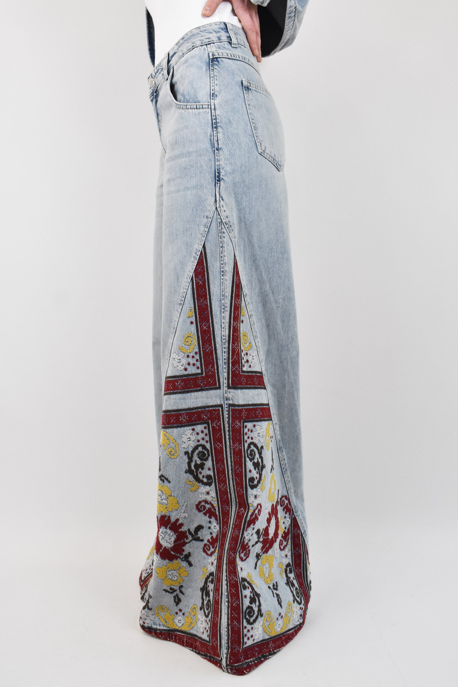 Jeans zampa ricamato