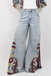 Jeans zampa ricamato