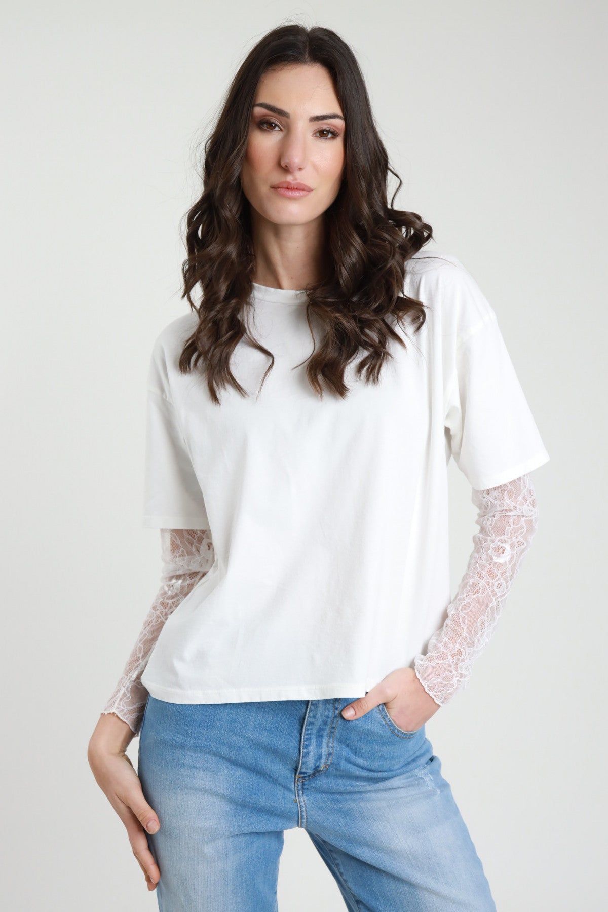 T-shirt con manica in pizzo