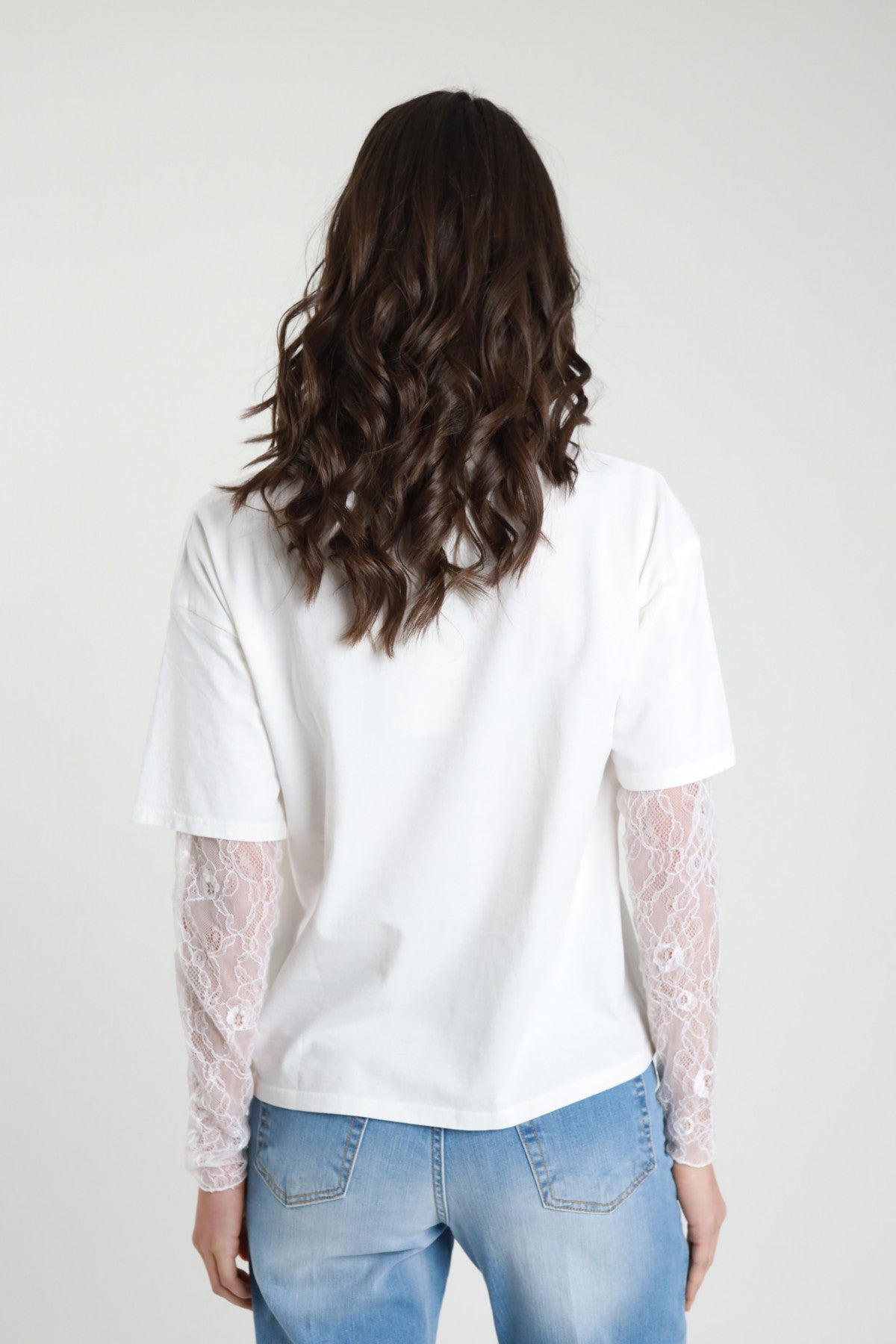 T-shirt con manica in pizzo