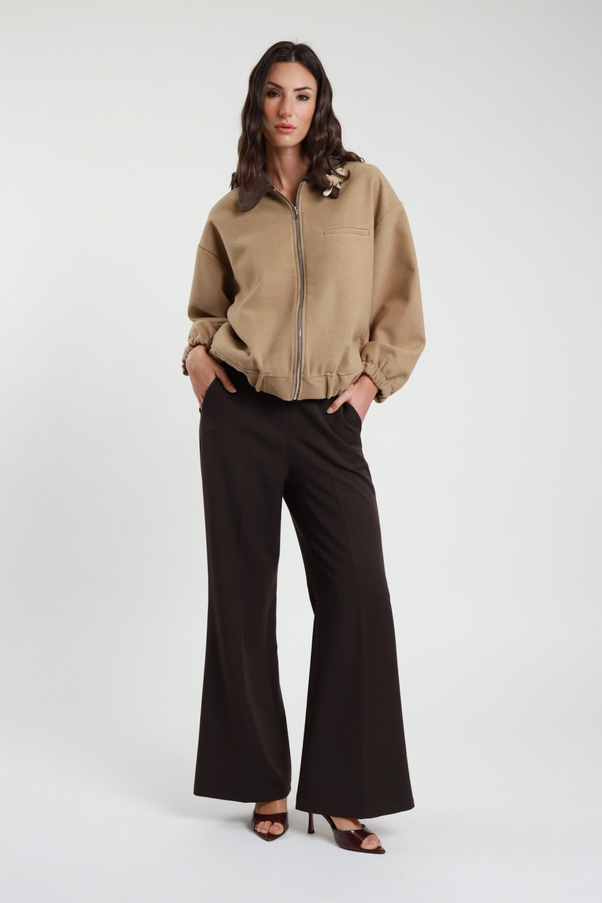 Pantalone svasato con cintura