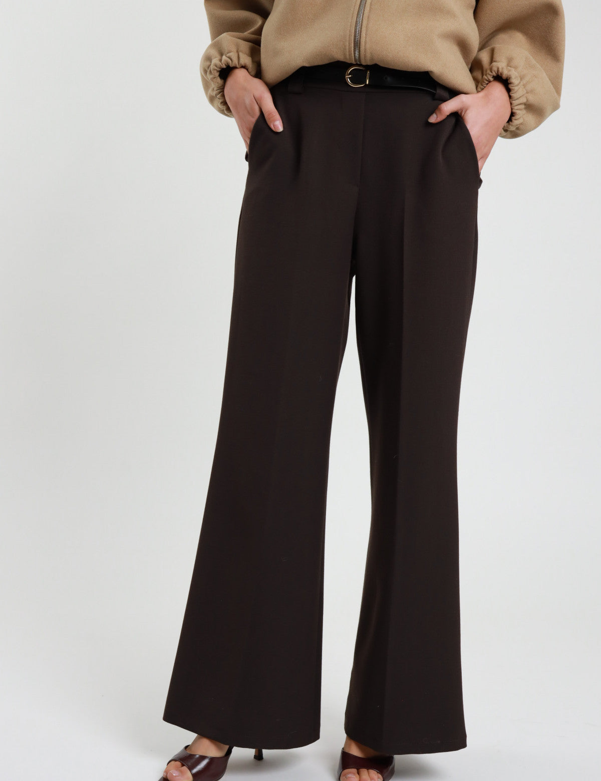 Pantalone svasato con cintura