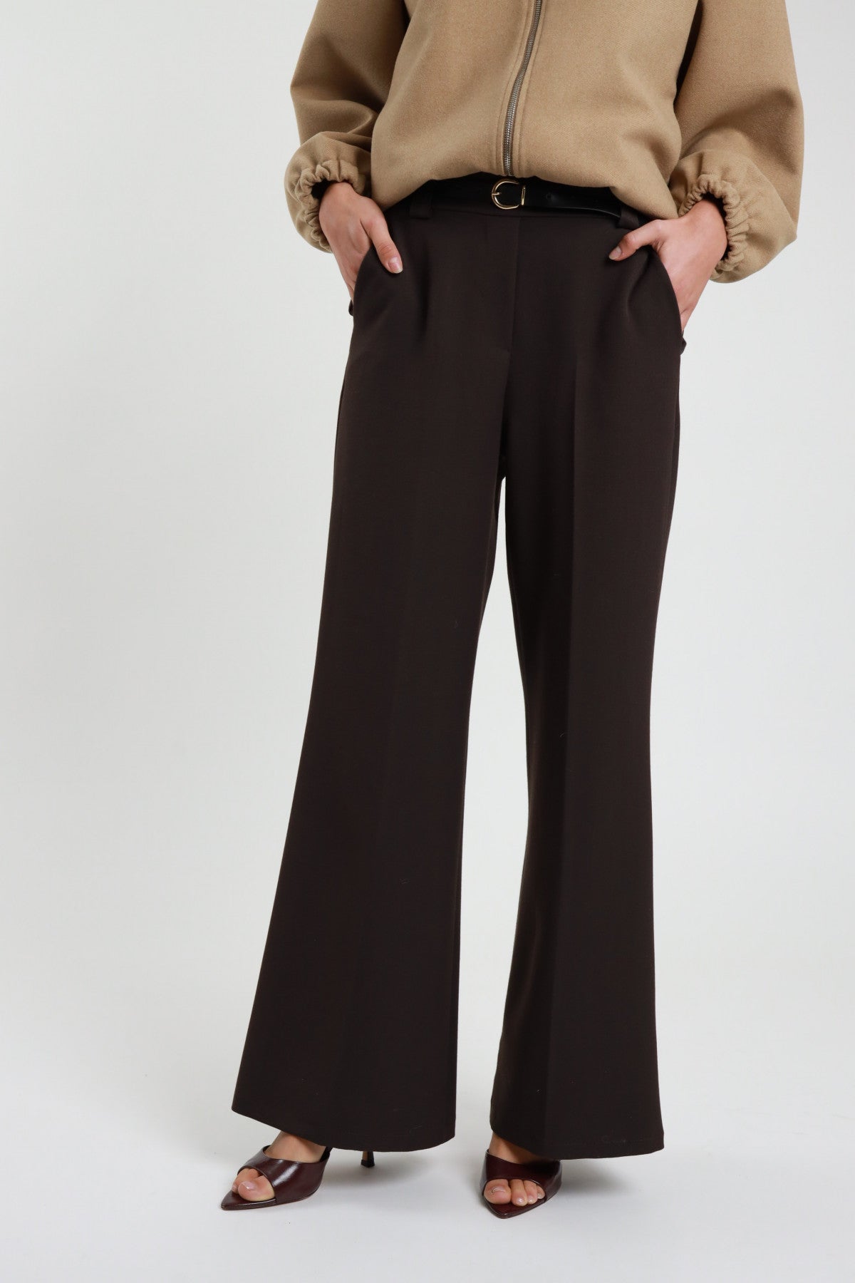 Pantalone svasato con cintura