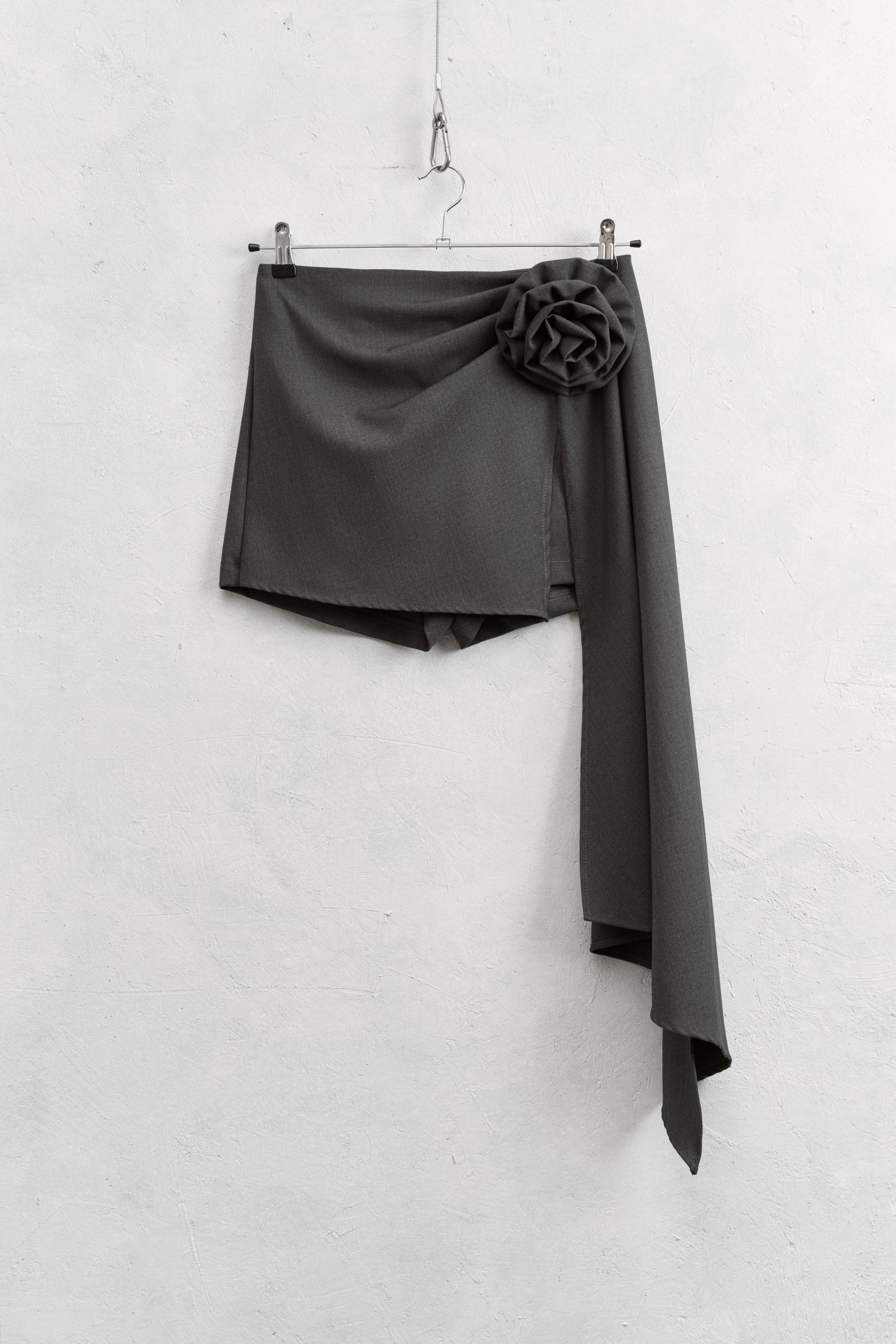 Shorts con rosa e drappeggio