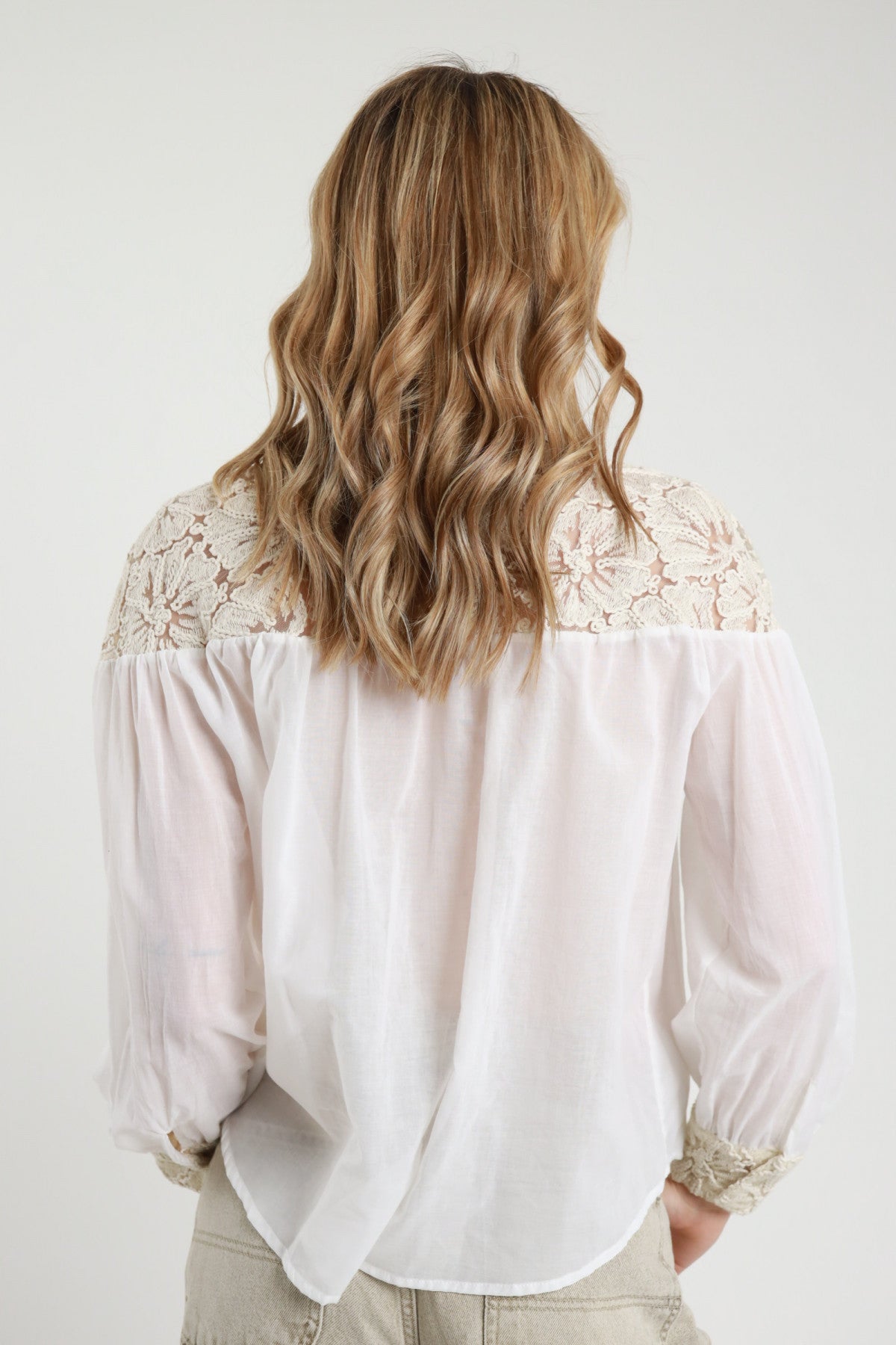 Blusa con ricami