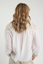 Blusa con ricami