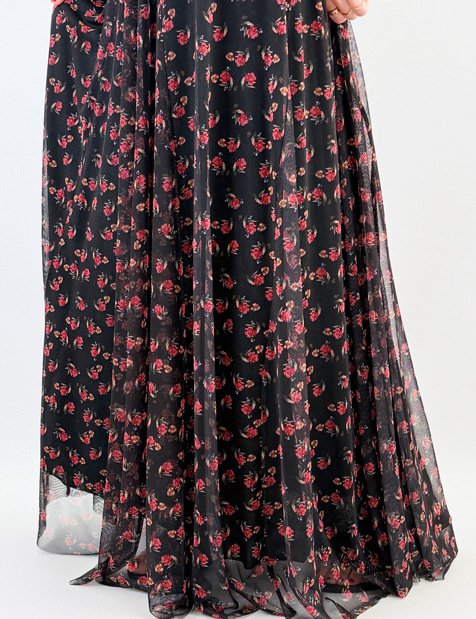 susy-mix-abito-tulle-nero-fiori-dett.jpg