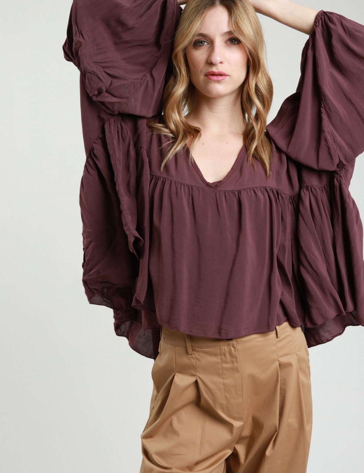 Blusa con balza scollo a V