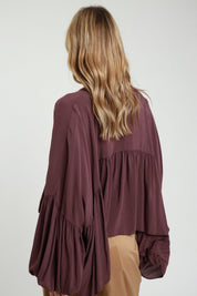 Blusa con balza scollo a V