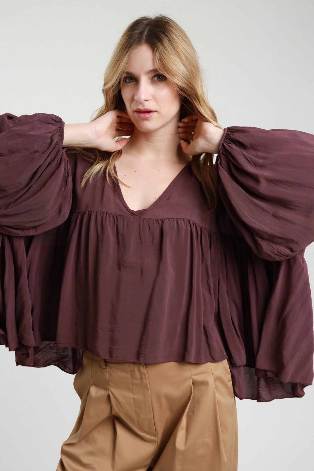 Blusa con balza scollo a V