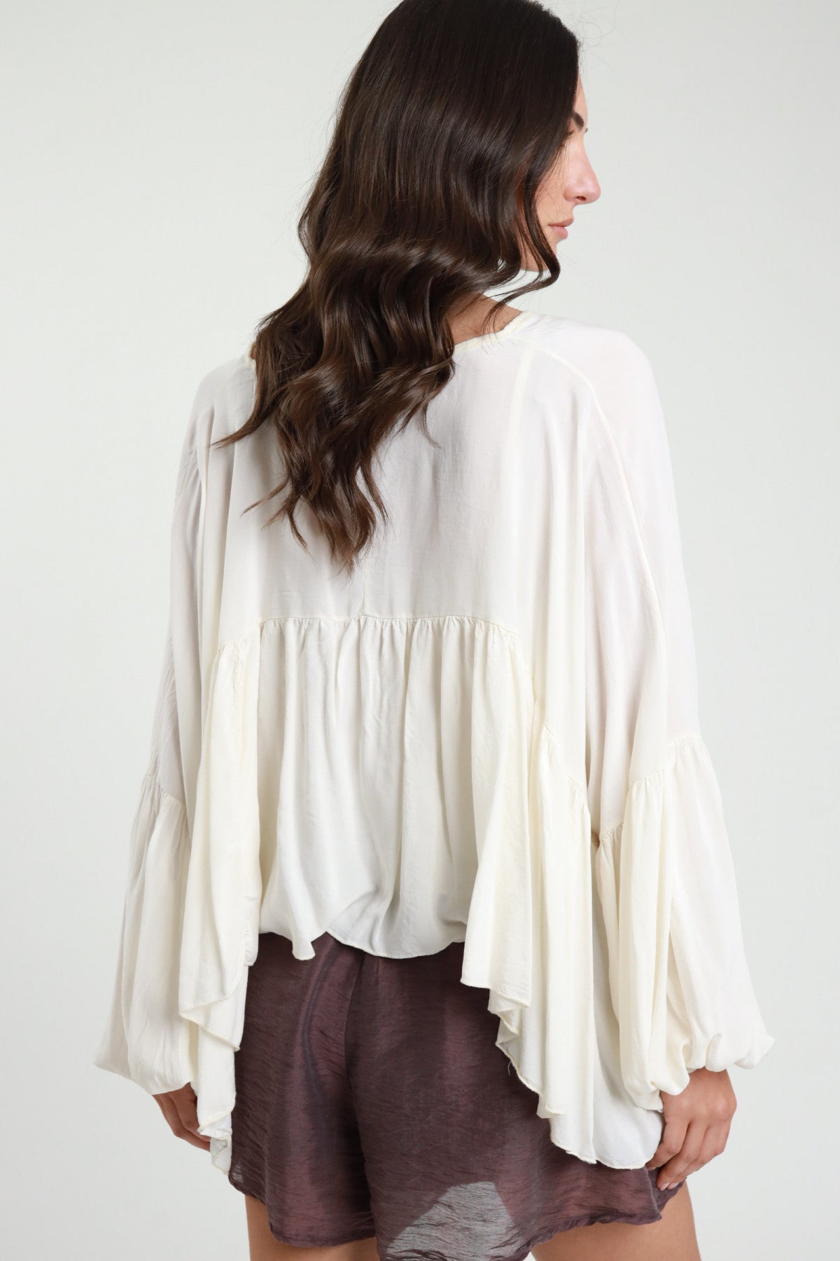 Blusa con balza scollo a V