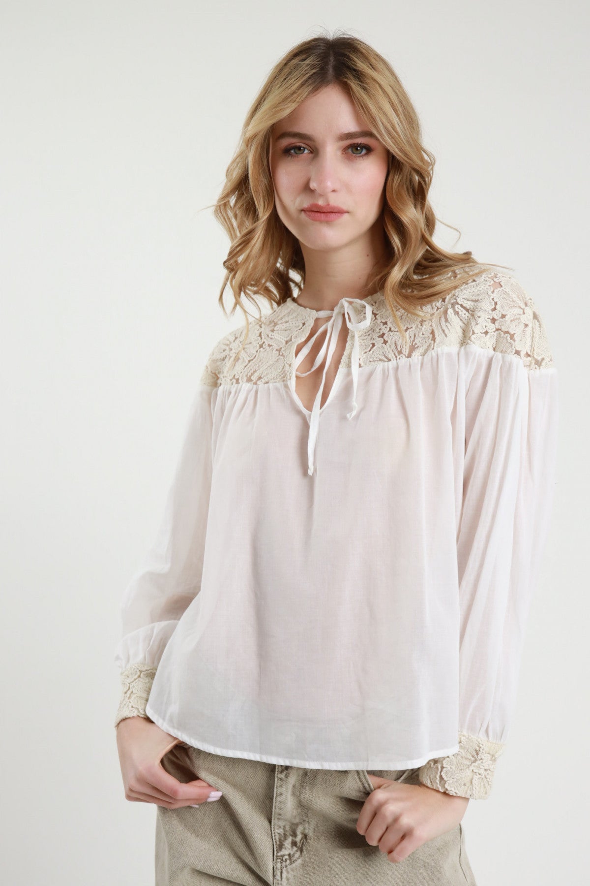 Blusa con ricami