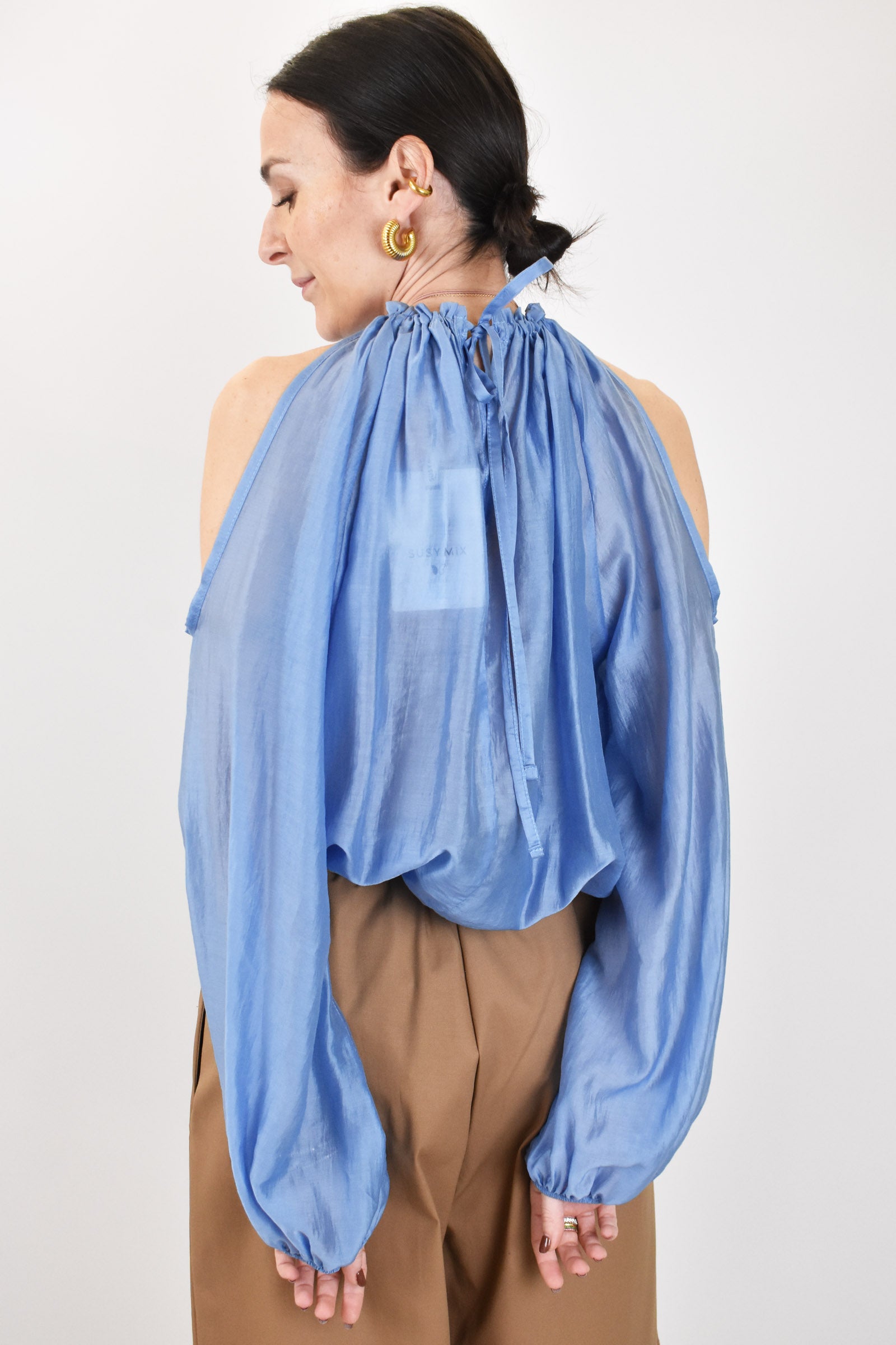 Blusa cut out spalle