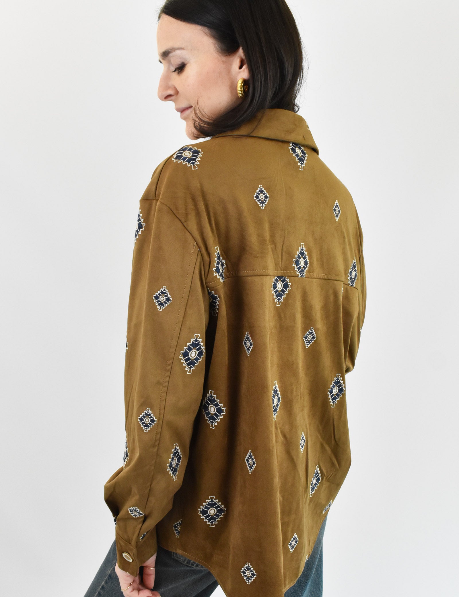 susy-mix-camicia-eco-dainetto-ricamata-marrone-dietro.jpg
