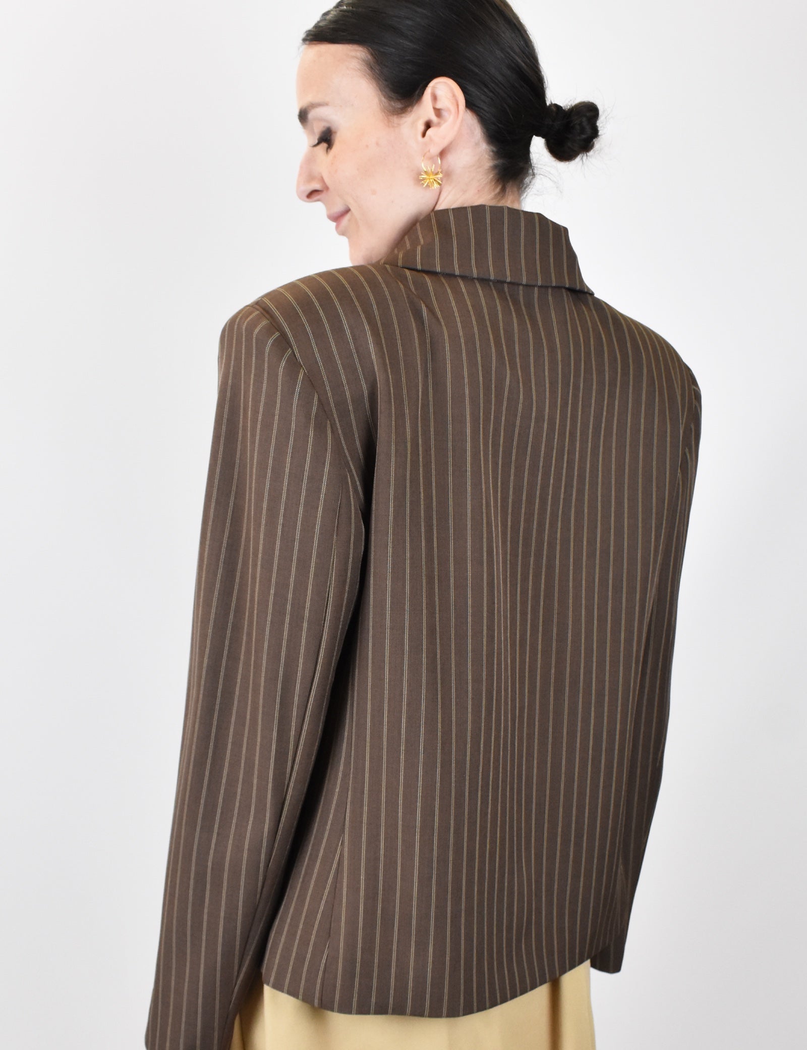 susy-mix-giacca-gessata-marrone-spalline-imbottite-dietro.jpg