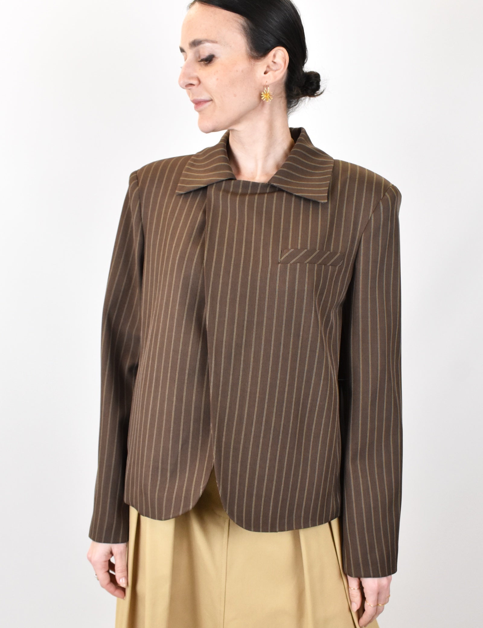 susy-mix-giacca-gessata-marrone-spalline-imbottite.jpg