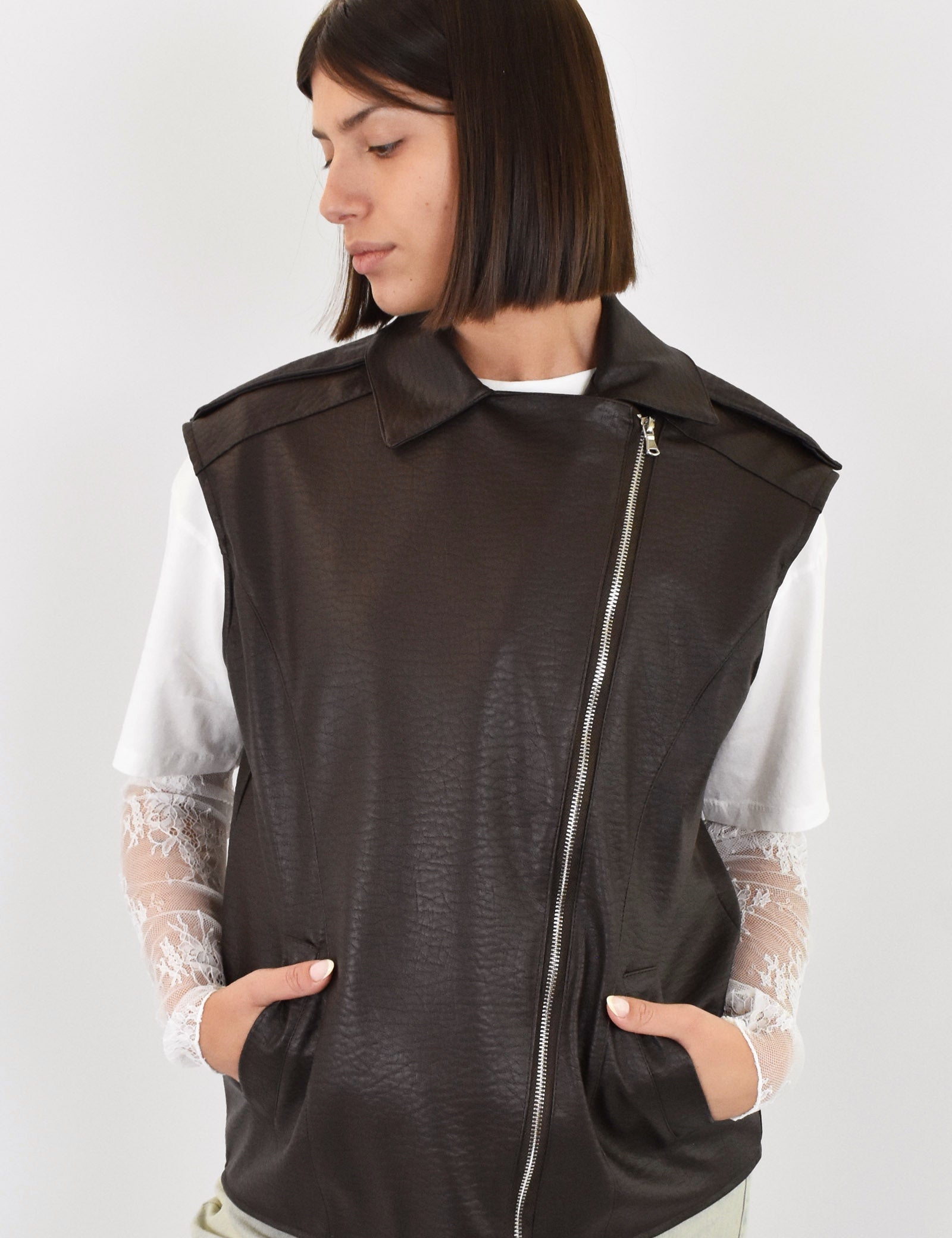 susy-mix-gilet-ecopelle-martellata_8ea95861-1921-4c47-98a2-790aabf04c71.jpg