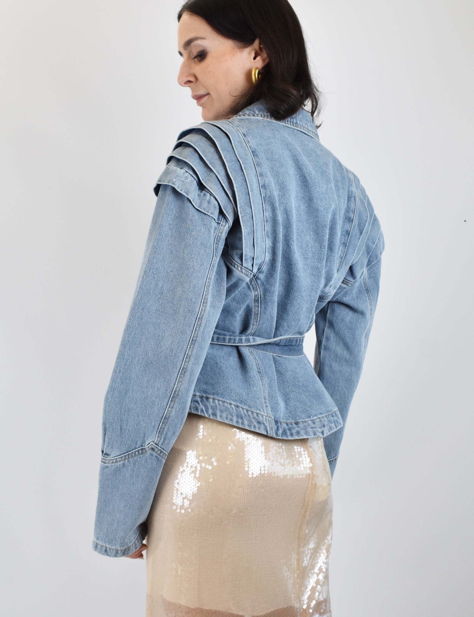 Giubbotto di jeans da donna di Susy Mix con riprese sulle spalle e cintura regolabile