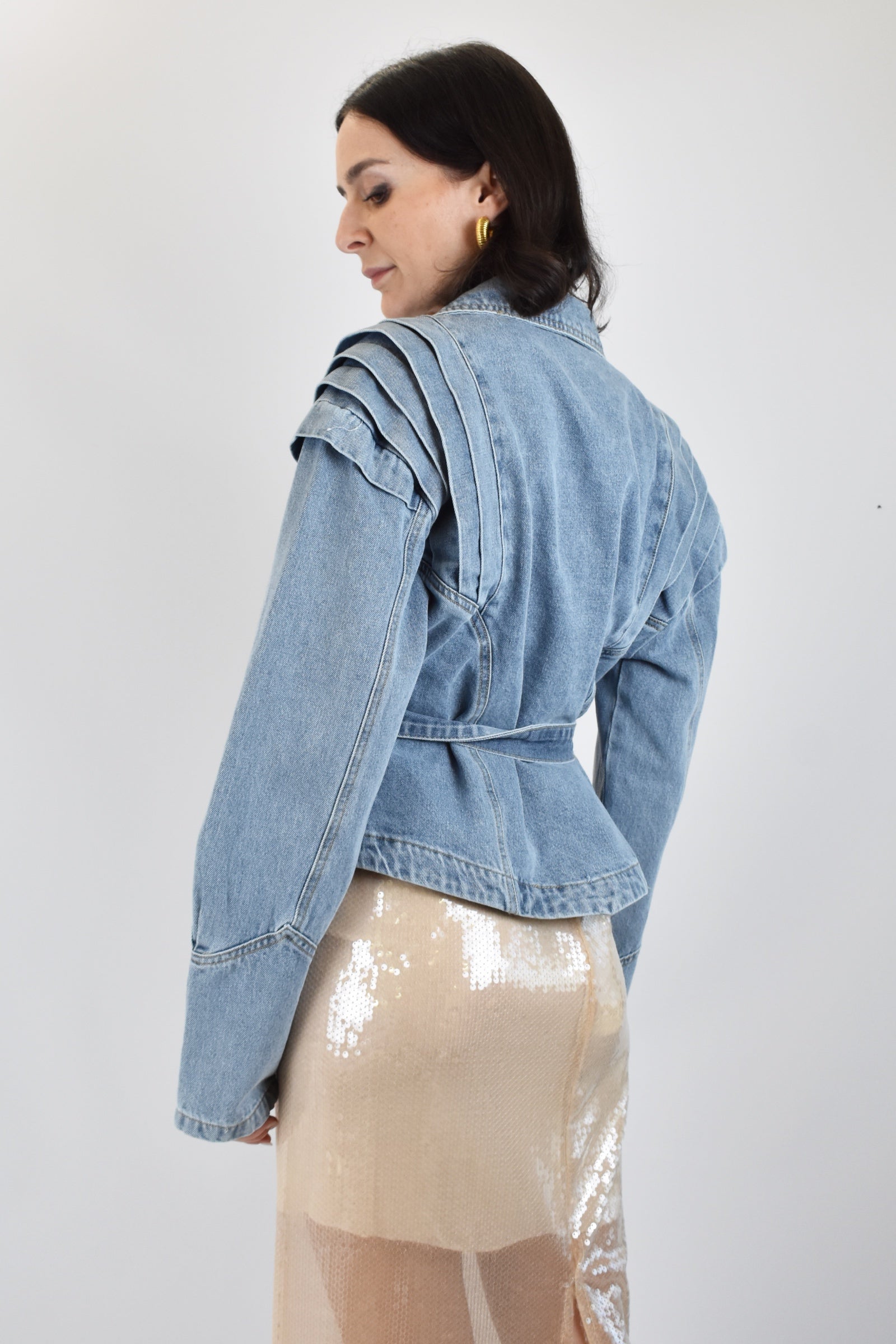 Giubbotto di jeans da donna di Susy Mix con riprese sulle spalle e cintura regolabile