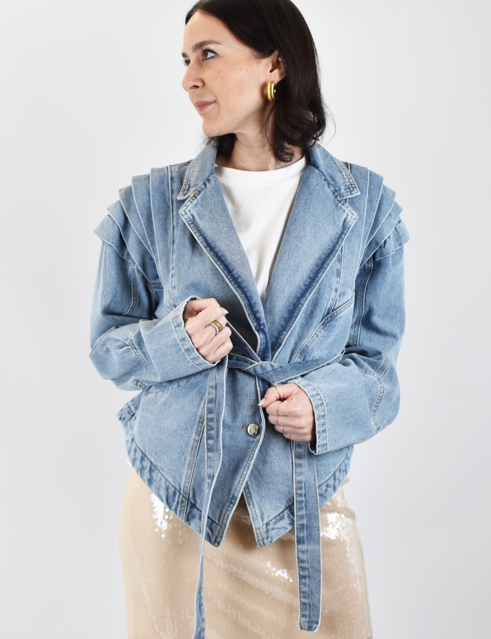 Giubbotto di jeans da donna di Susy Mix con riprese sulle spalle e cintura regolabile