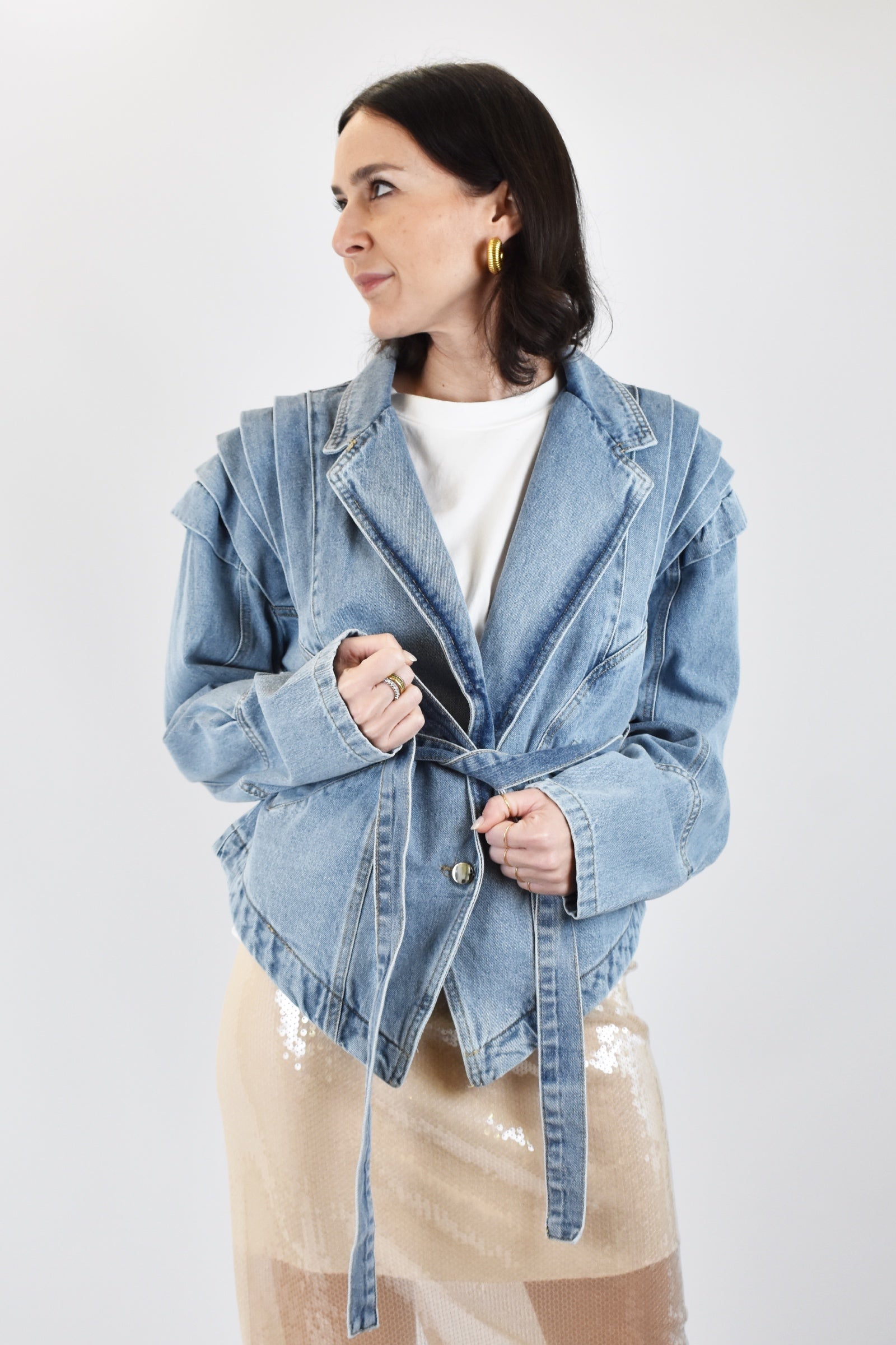 Giubbotto di jeans da donna di Susy Mix con riprese sulle spalle e cintura regolabile