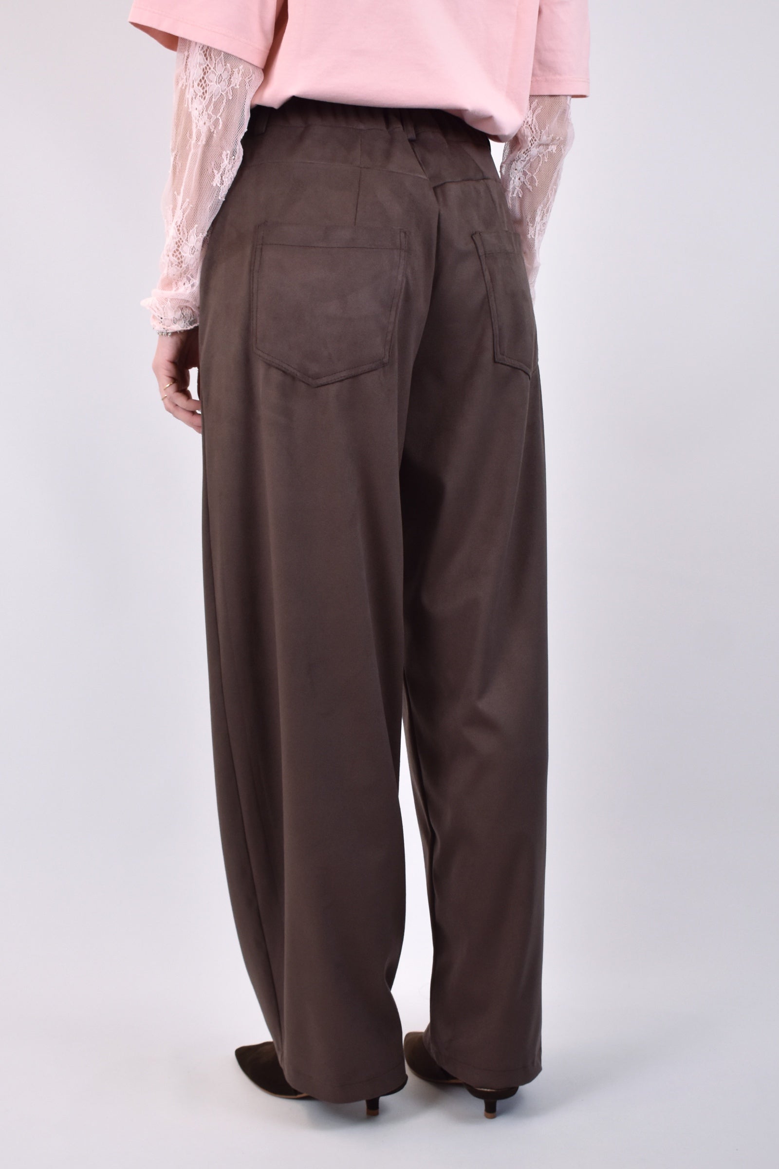 pantalone donna di Susy Mix in tessuto eco dainetto marrone, modello barrell ppp349t311