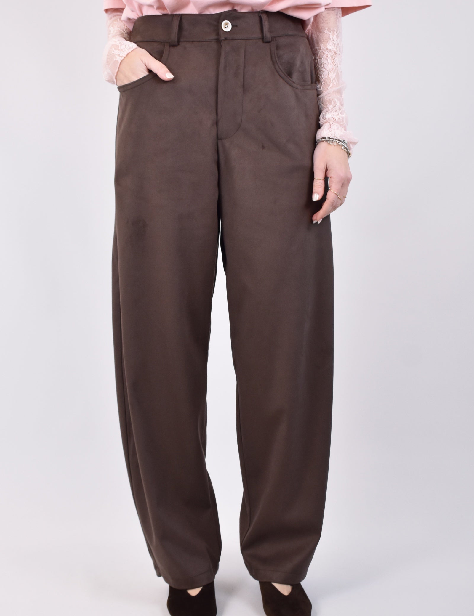 pantalone donna di Susy Mix in tessuto eco dainetto marrone, modello barrell ppp349t311