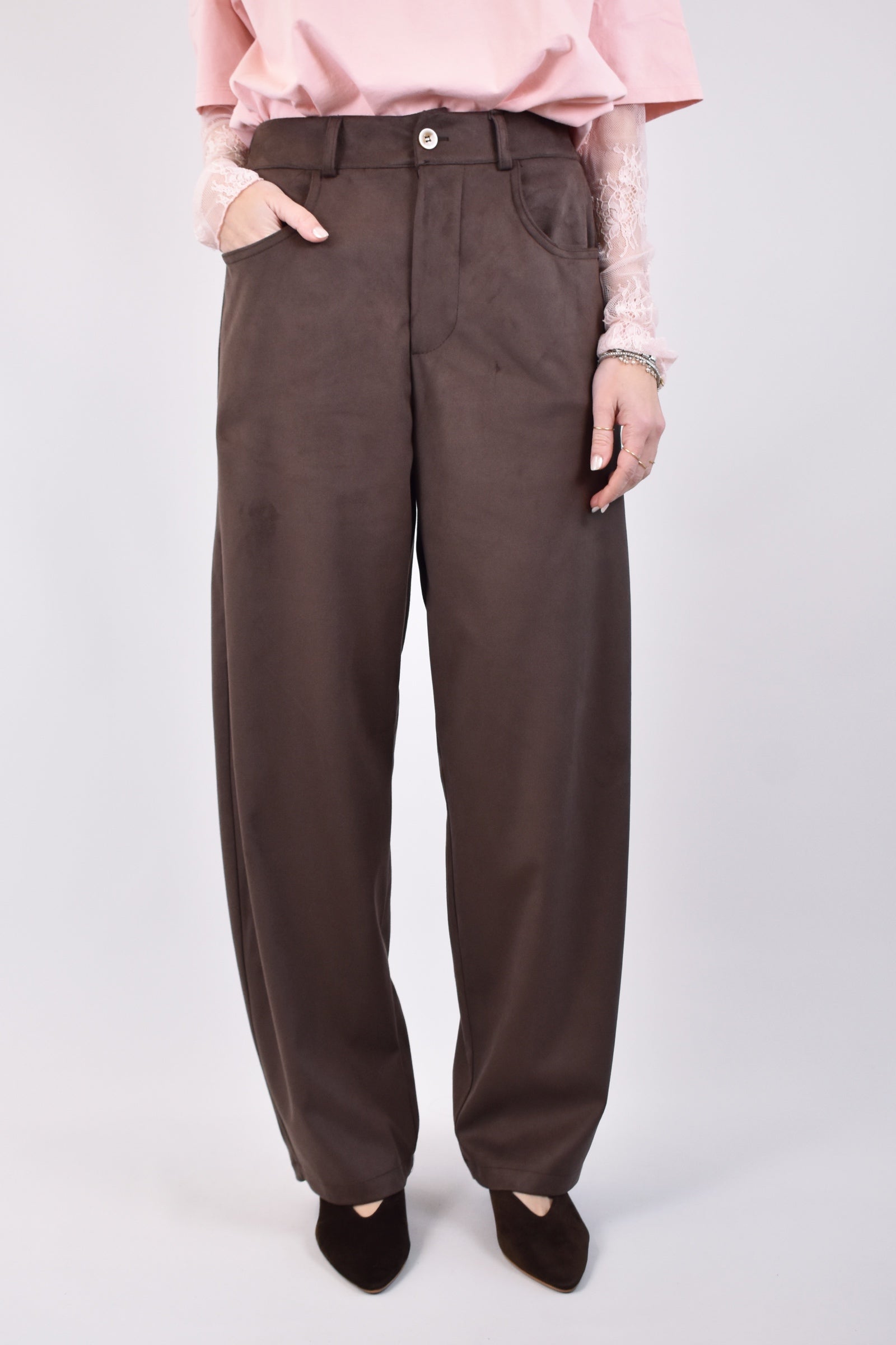 pantalone donna di Susy Mix in tessuto eco dainetto marrone, modello barrell ppp349t311