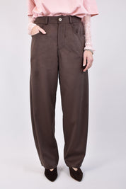 pantalone donna di Susy Mix in tessuto eco dainetto marrone, modello barrell ppp349t311