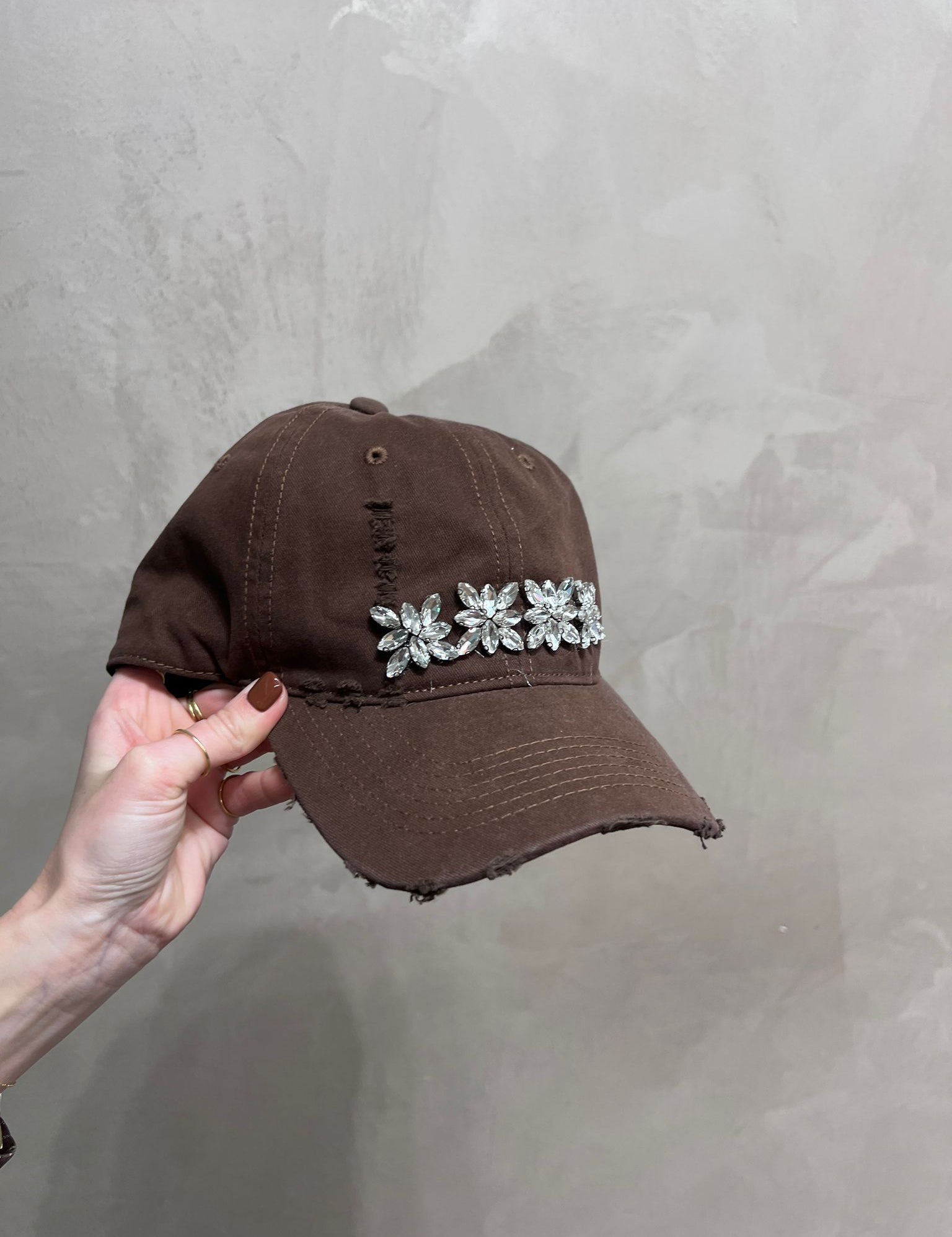 Cappellino con strass