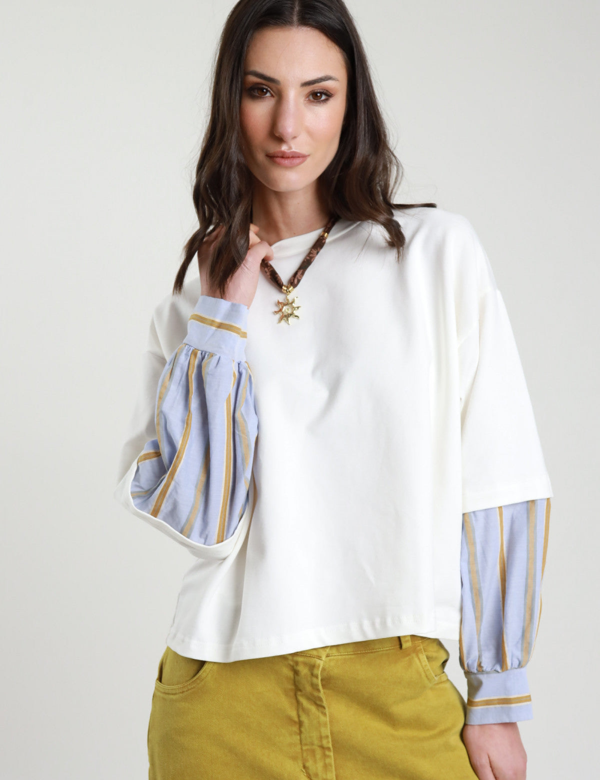 Felpa da donna in cotone bianco di Susy Mix con maniche in tessuto camicia a righe applicate, modello 26631