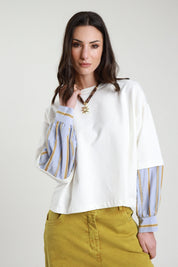 Felpa da donna in cotone bianco di Susy Mix con maniche in tessuto camicia a righe applicate, modello 26631