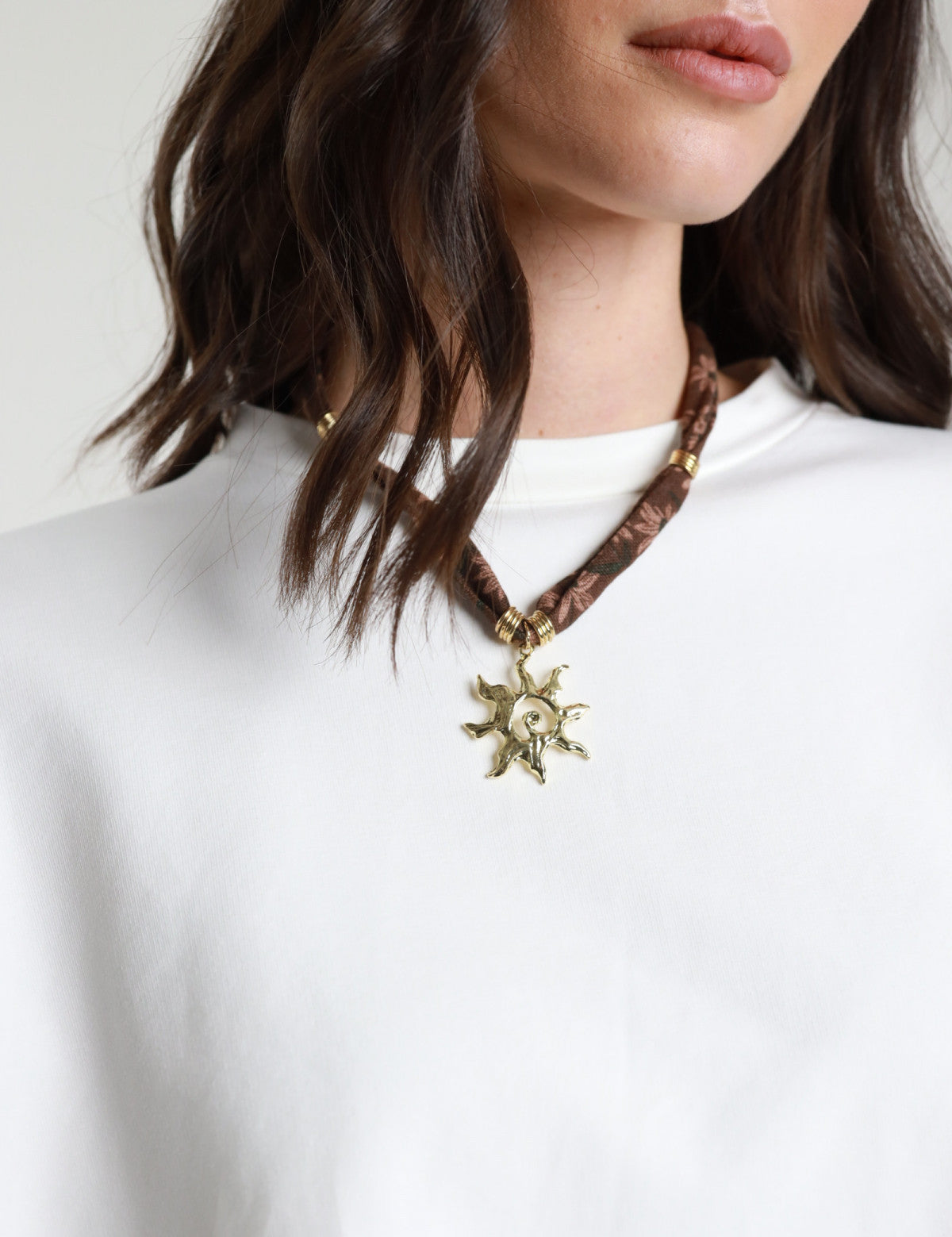 Felpa da donna in cotone bianco di Susy Mix con maniche in tessuto camicia a righe applicate, modello 26631