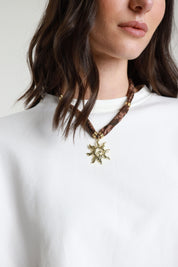 Felpa da donna in cotone bianco di Susy Mix con maniche in tessuto camicia a righe applicate, modello 26631