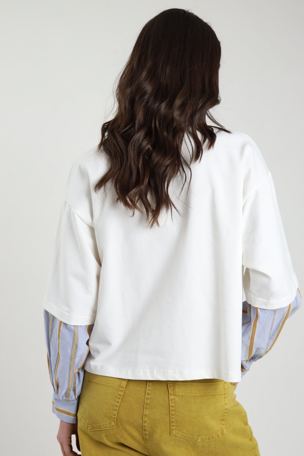 Felpa da donna in cotone bianco di Susy Mix con maniche in tessuto camicia a righe applicate, modello 26631