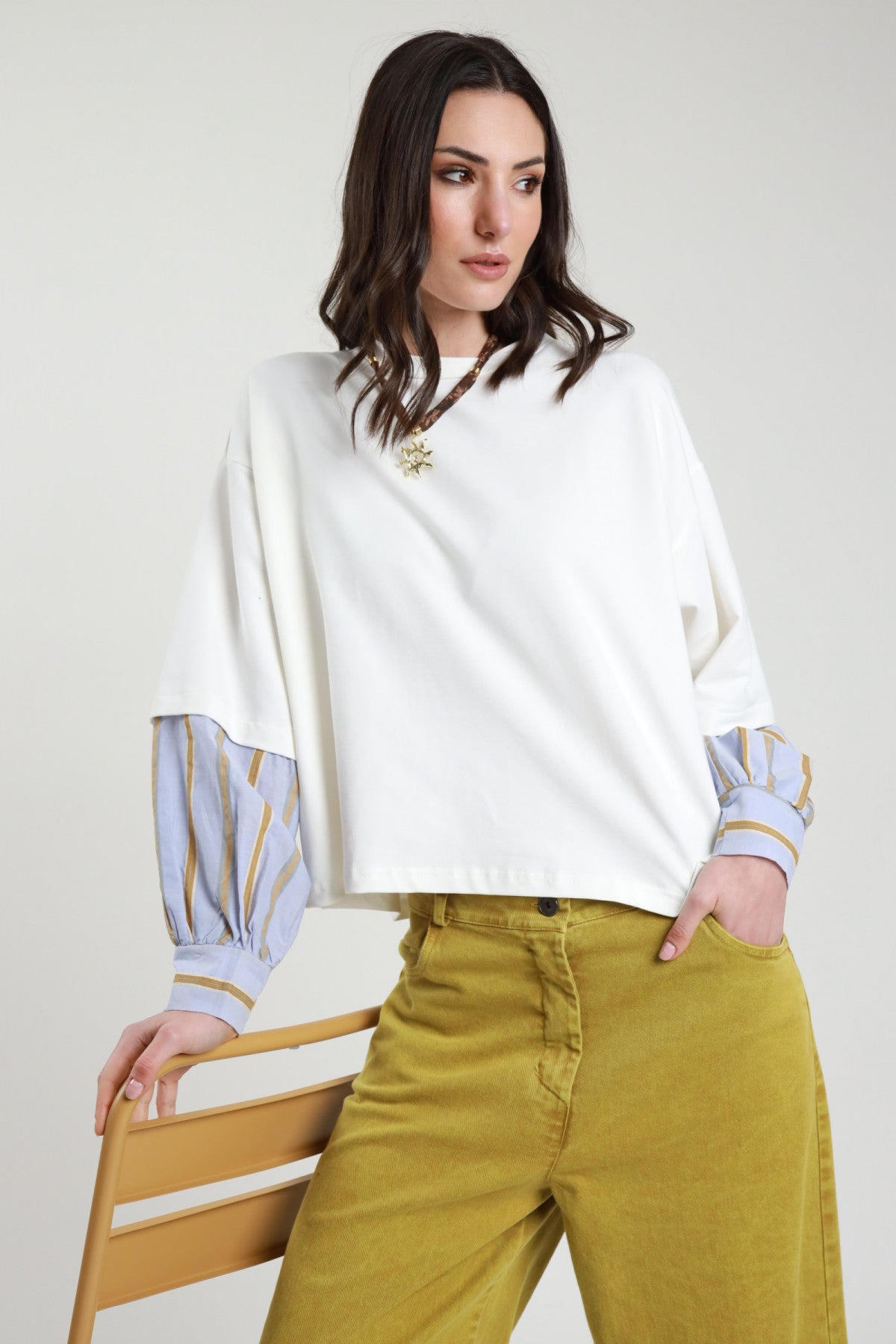 Felpa da donna in cotone bianco di Susy Mix con maniche in tessuto camicia a righe applicate, modello 26631