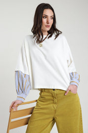 Felpa da donna in cotone bianco di Susy Mix con maniche in tessuto camicia a righe applicate, modello 26631