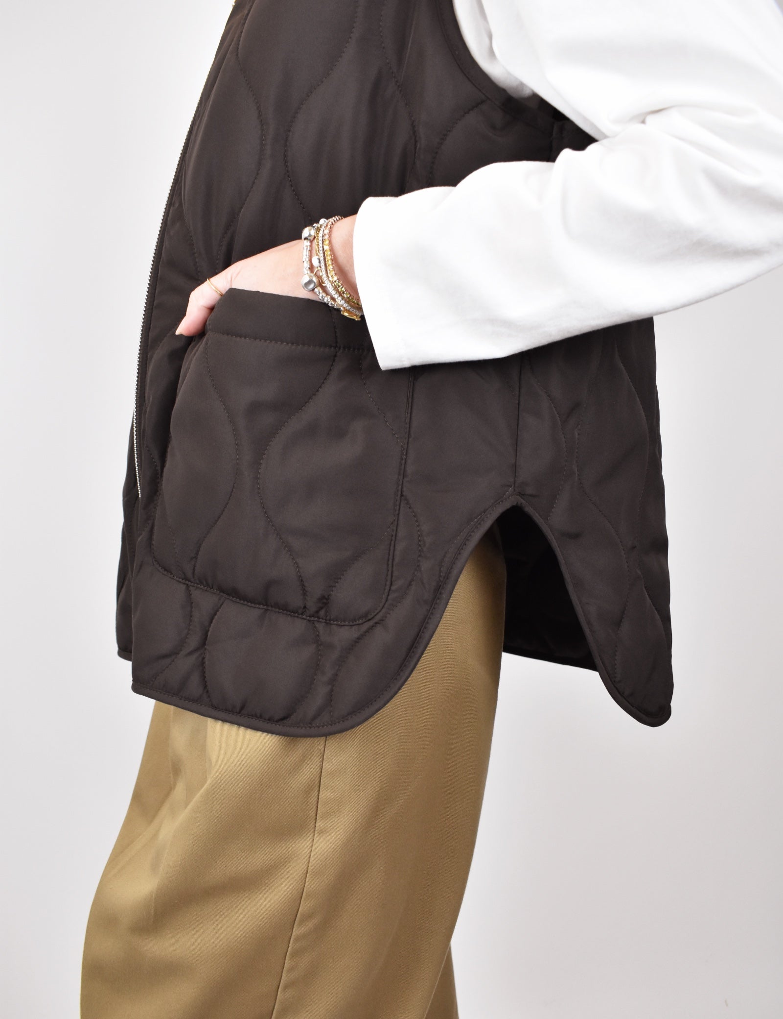 gilet trapuntato Susy Mix da donna marrone con spacchi laterali