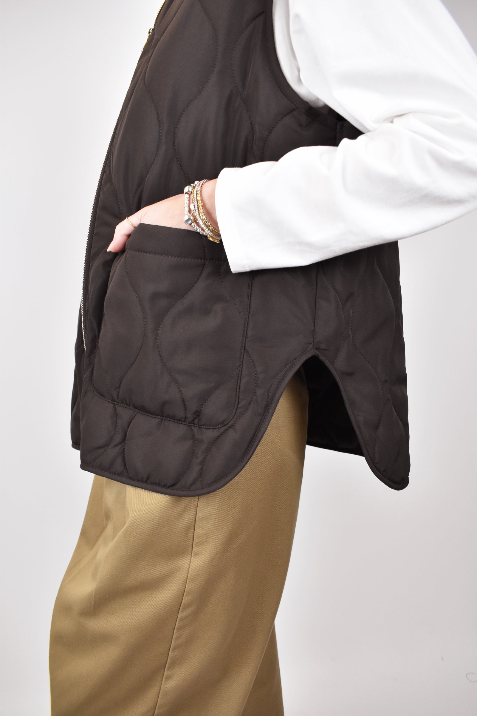 gilet trapuntato Susy Mix da donna marrone con spacchi laterali