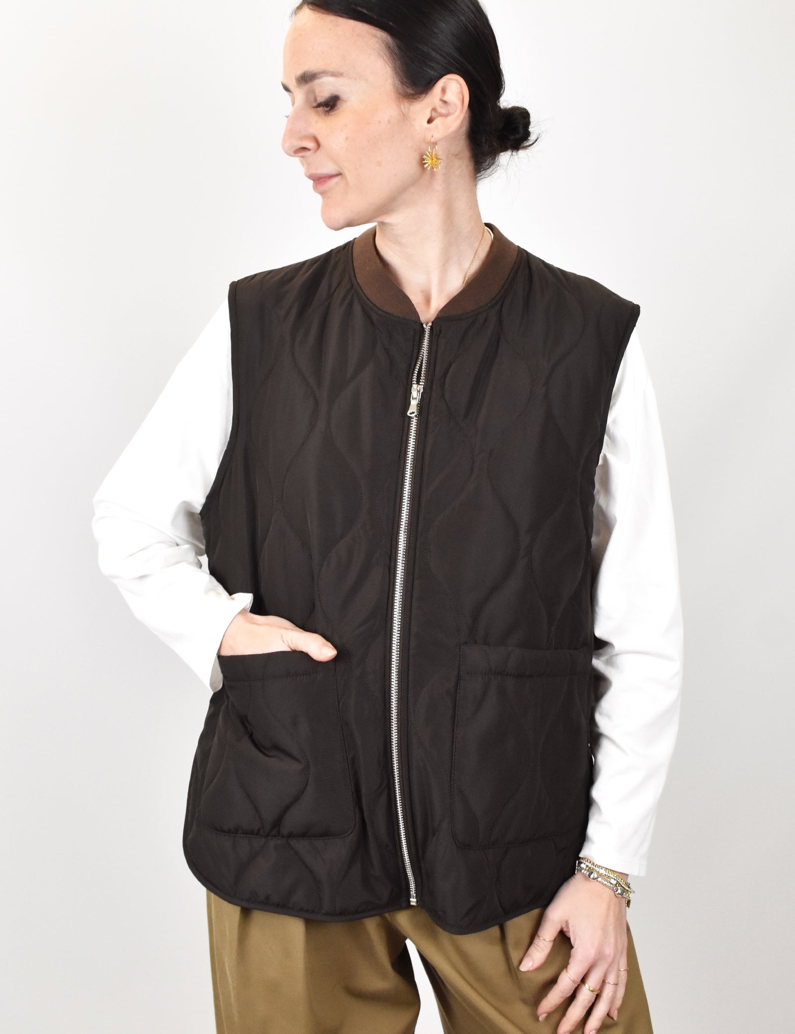 gilet trapuntato Susy Mix da donna marrone con spacchi laterali