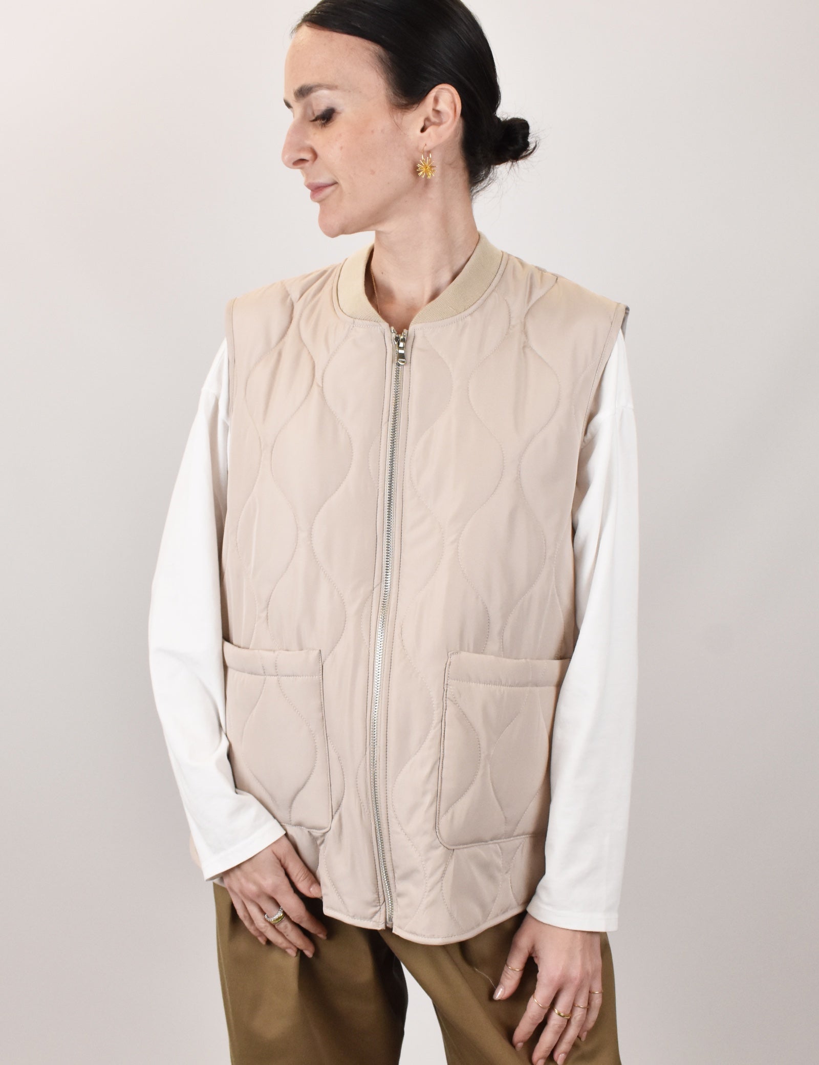 gilet trapuntato Susy Mix da donna sabbia con spacchi laterali