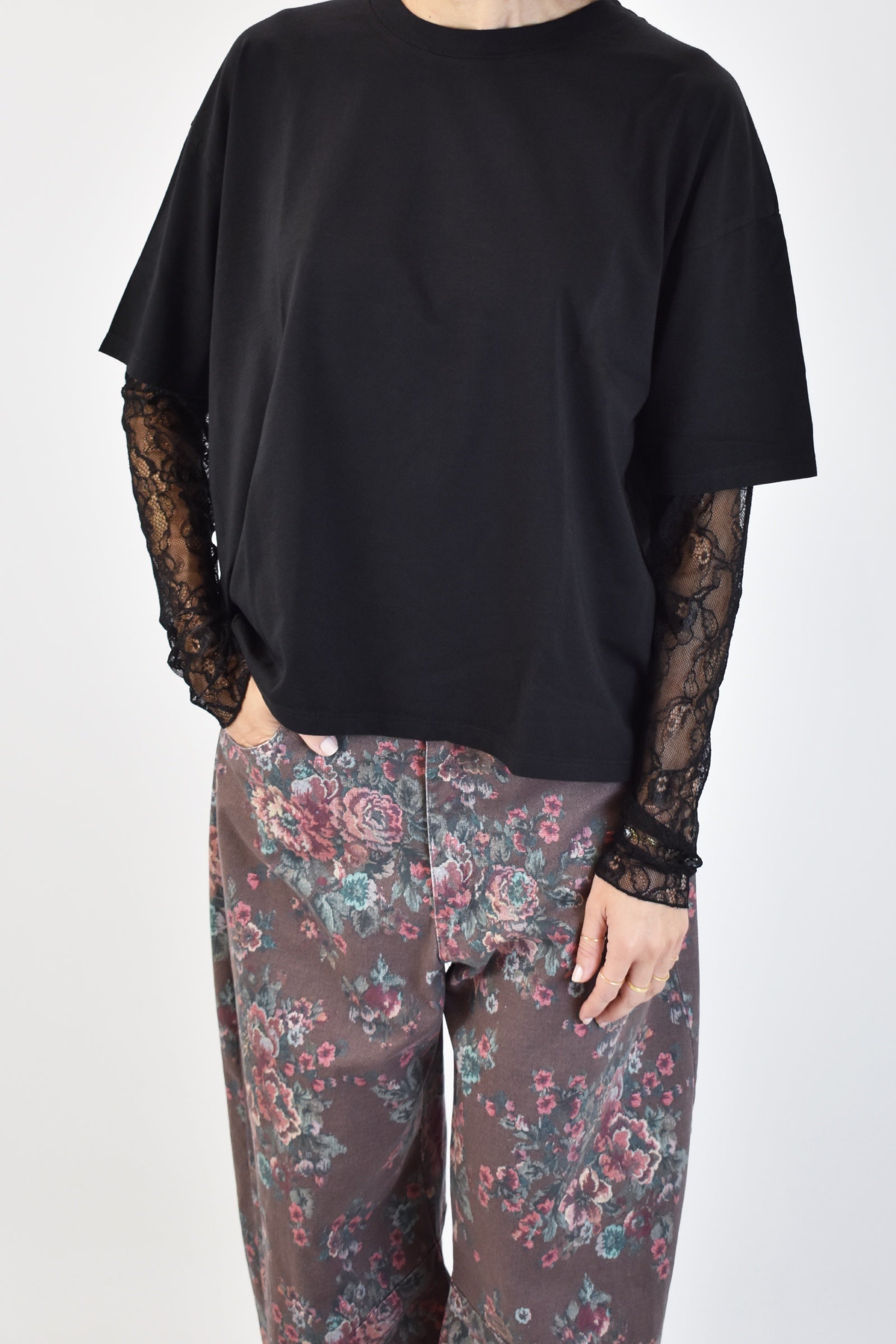 t-shirt susymix con manica in pizzo, vestibilità morbida, casual chic, nero, articolo 11073