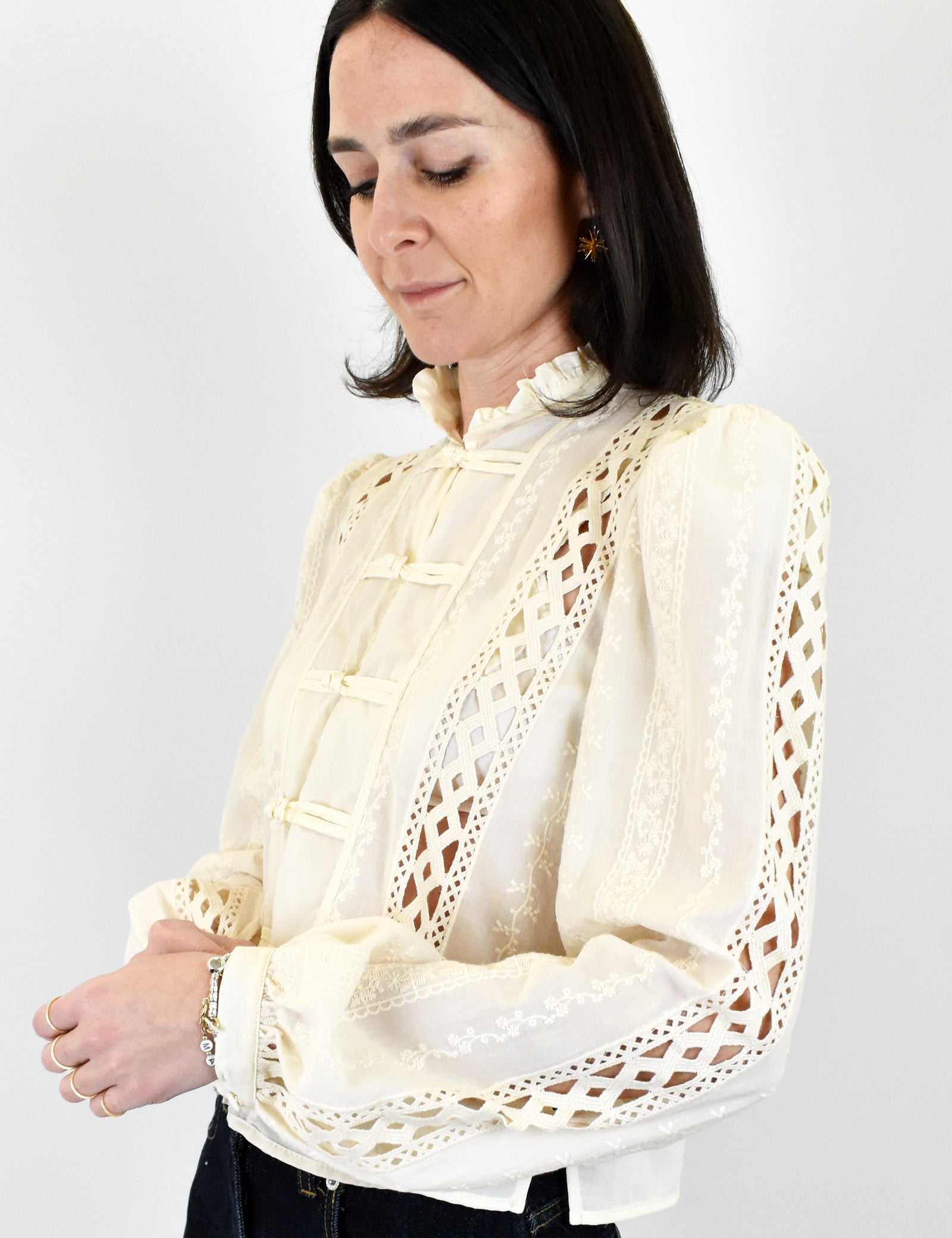 Camicia donna di Tensione In con pizzo su tutta la manica e passamaneria, chiusura con alamari