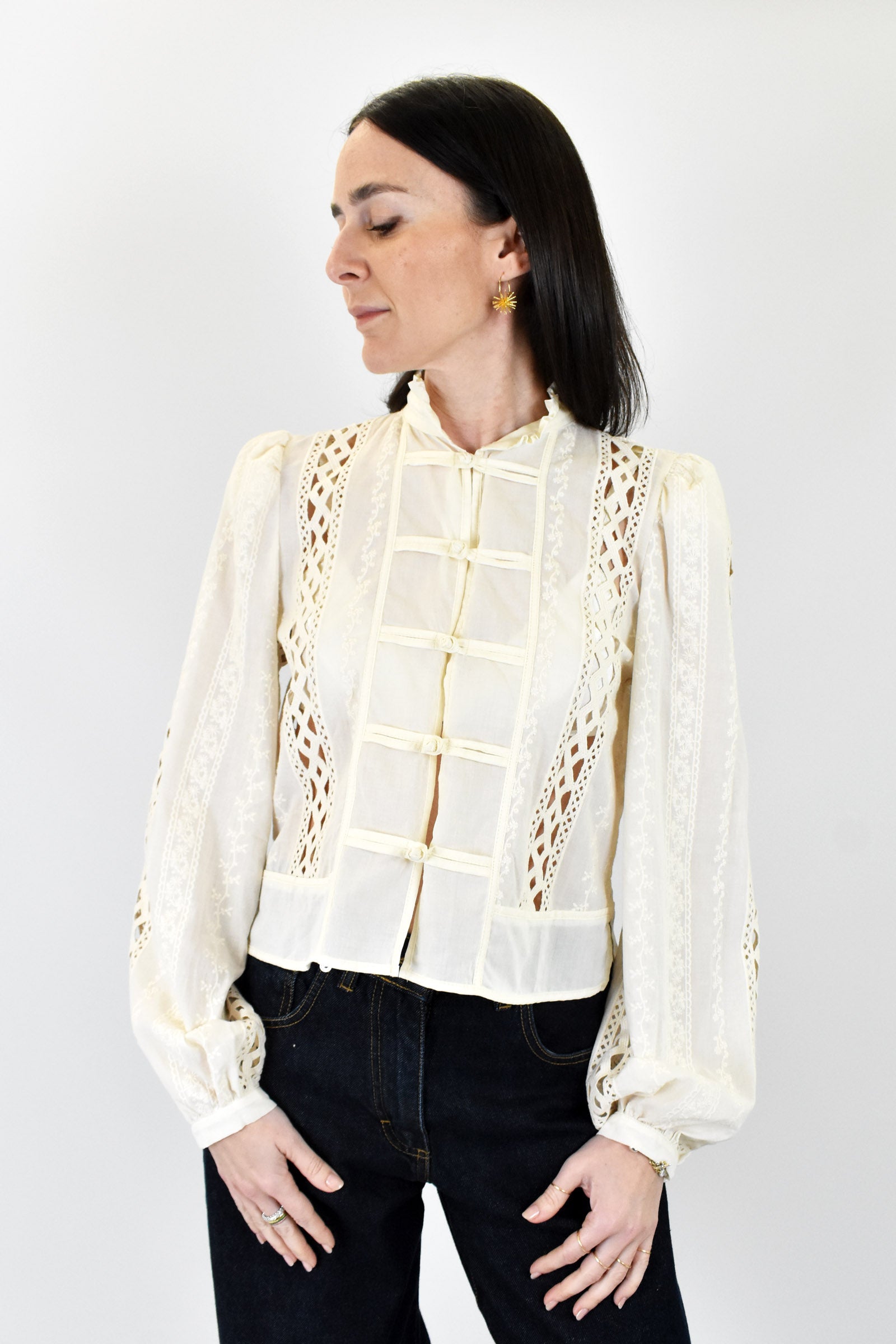 Camicia pizzo e alamari