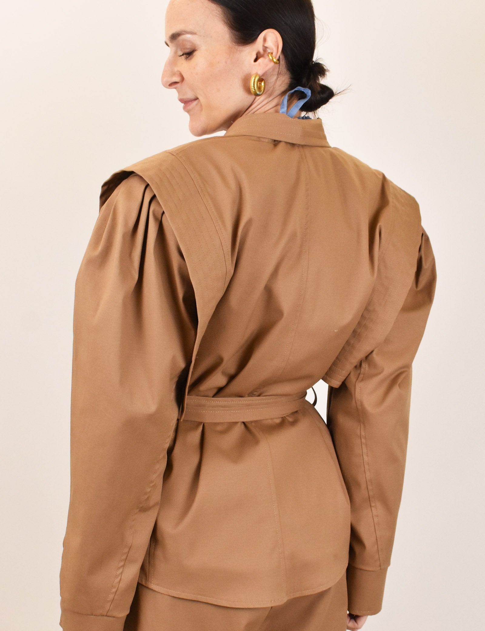 tensione-in-giacca-kimono-con-cintura-cammello-dietro.jpg