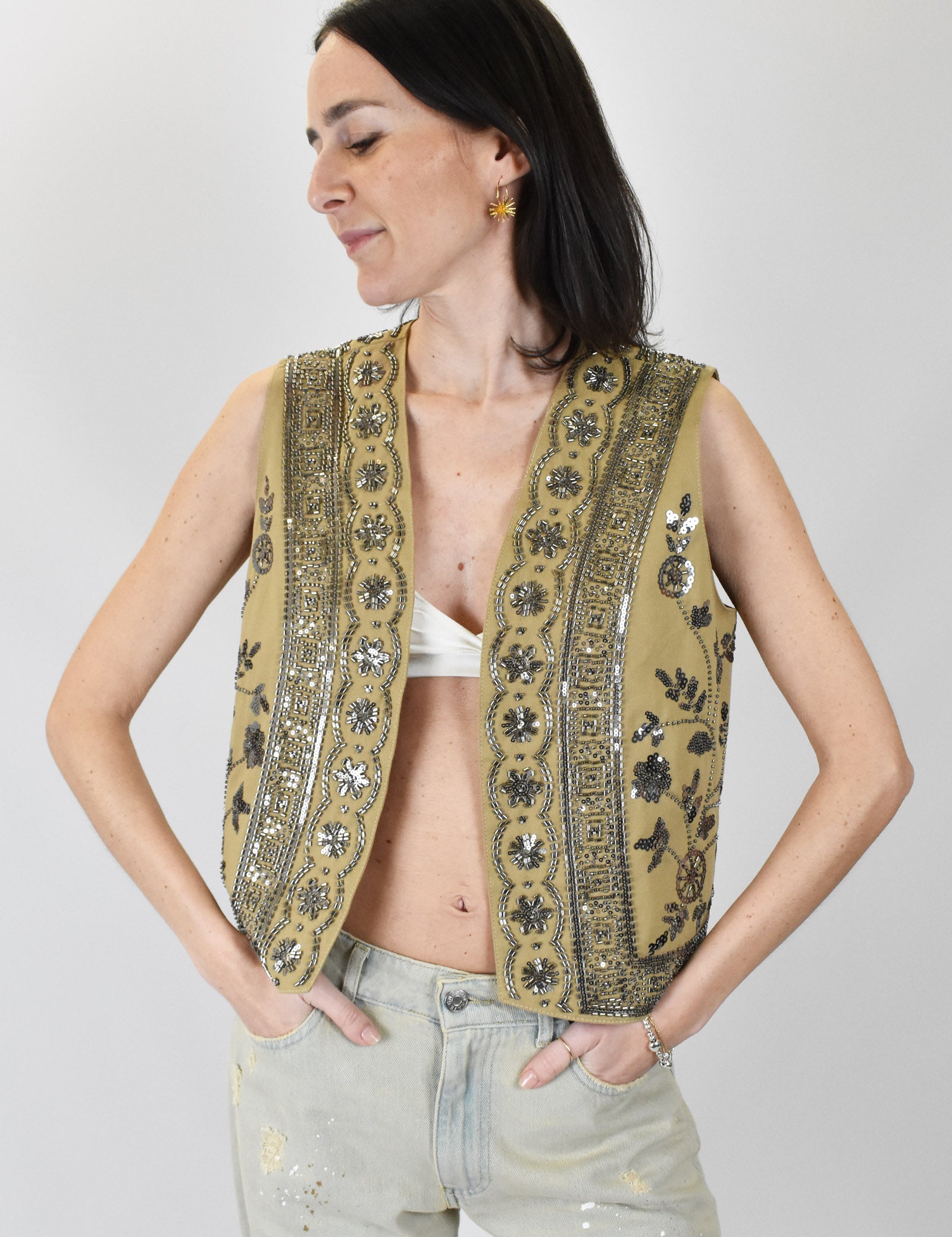 tensione-in-gilet-ricamato-beige-perline-argento.jpg
