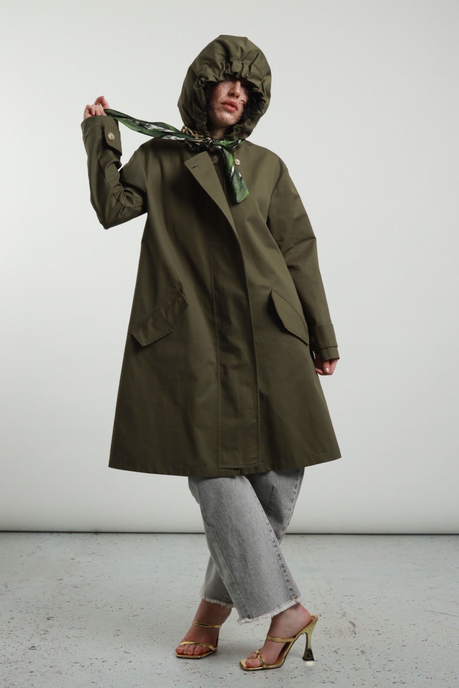 Trench cappuccio e foulard