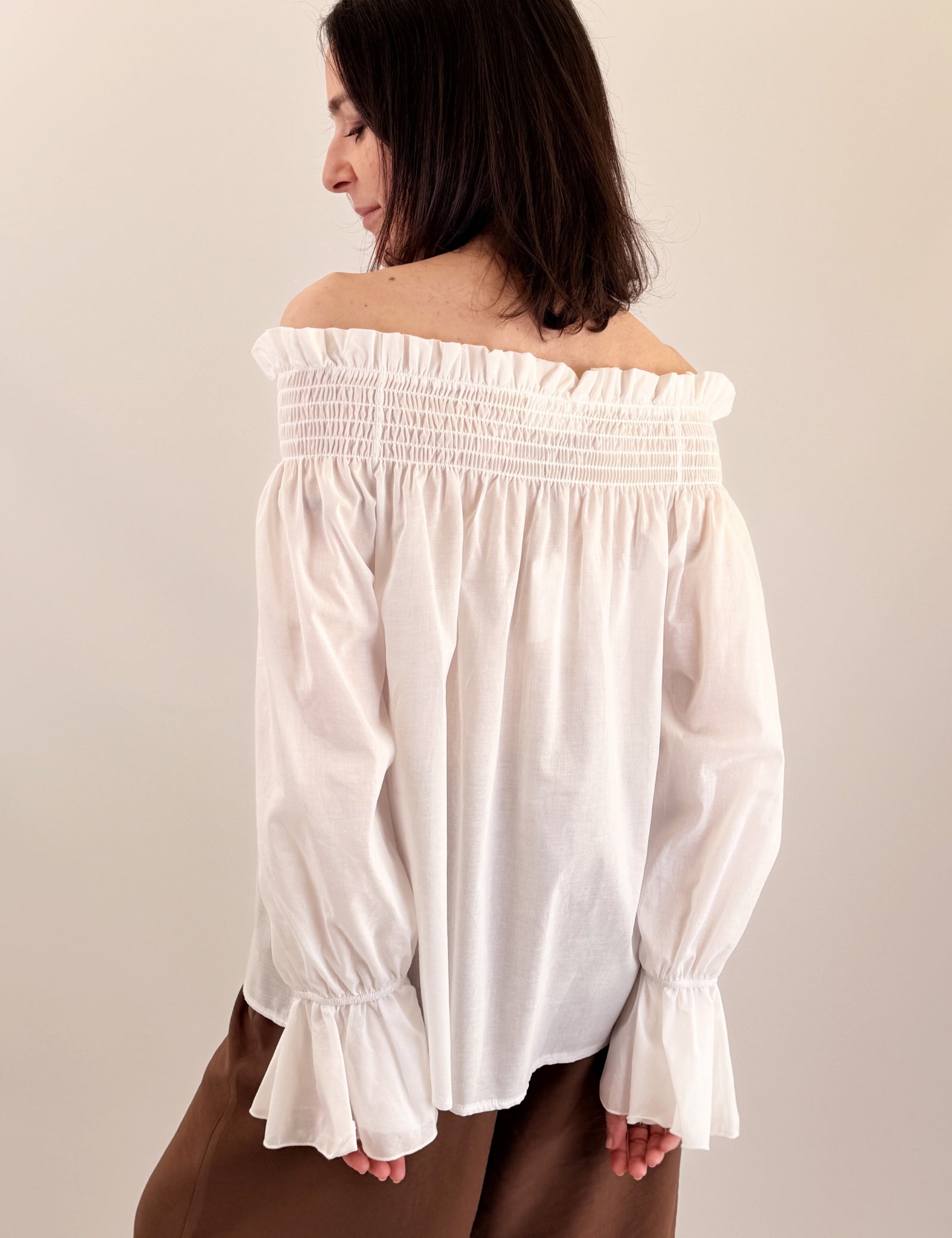 vicolo-blusa-cotone-arricciata-bianca-dietro.jpg