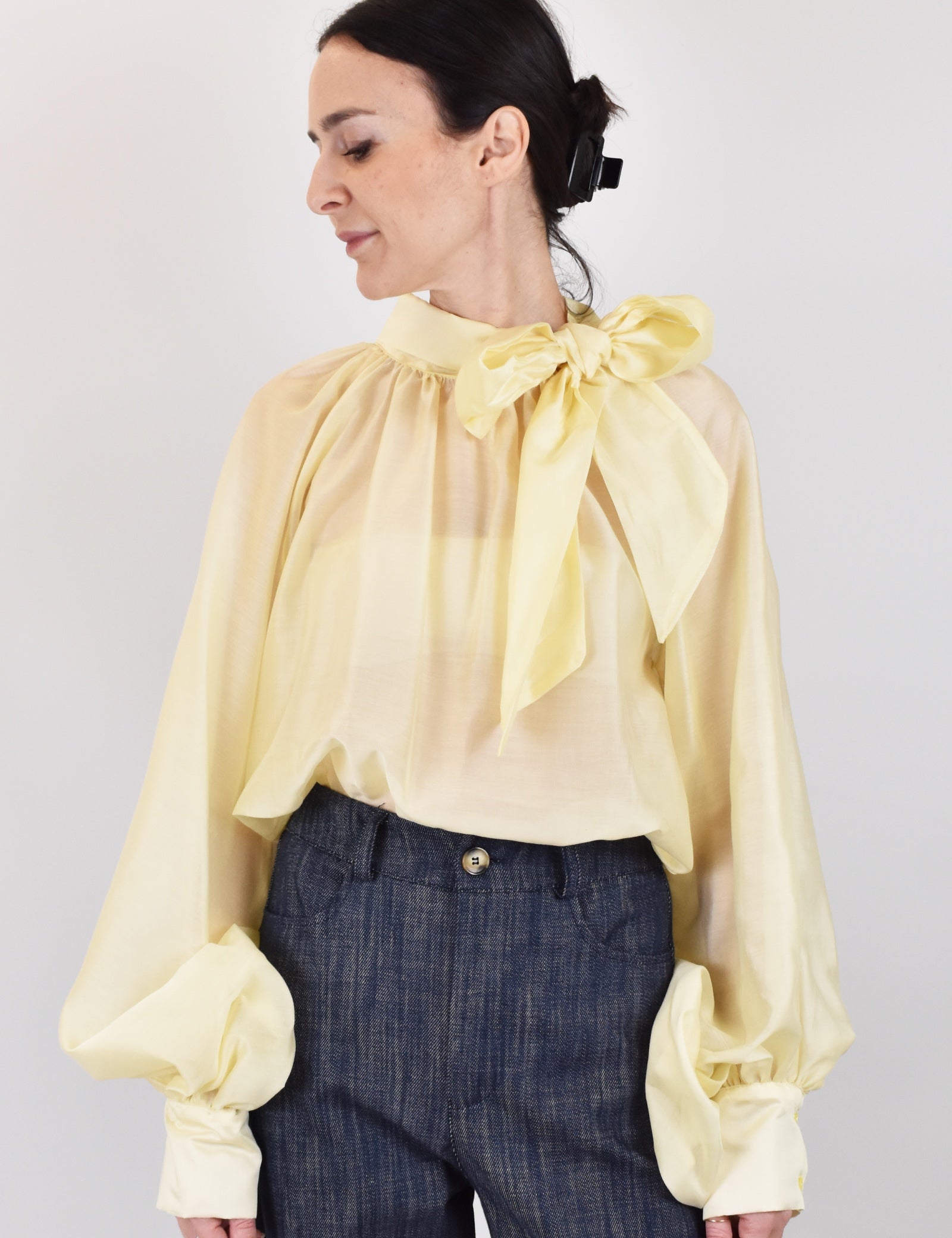 camicia gialla con fiocco e maxi manica Vicolo