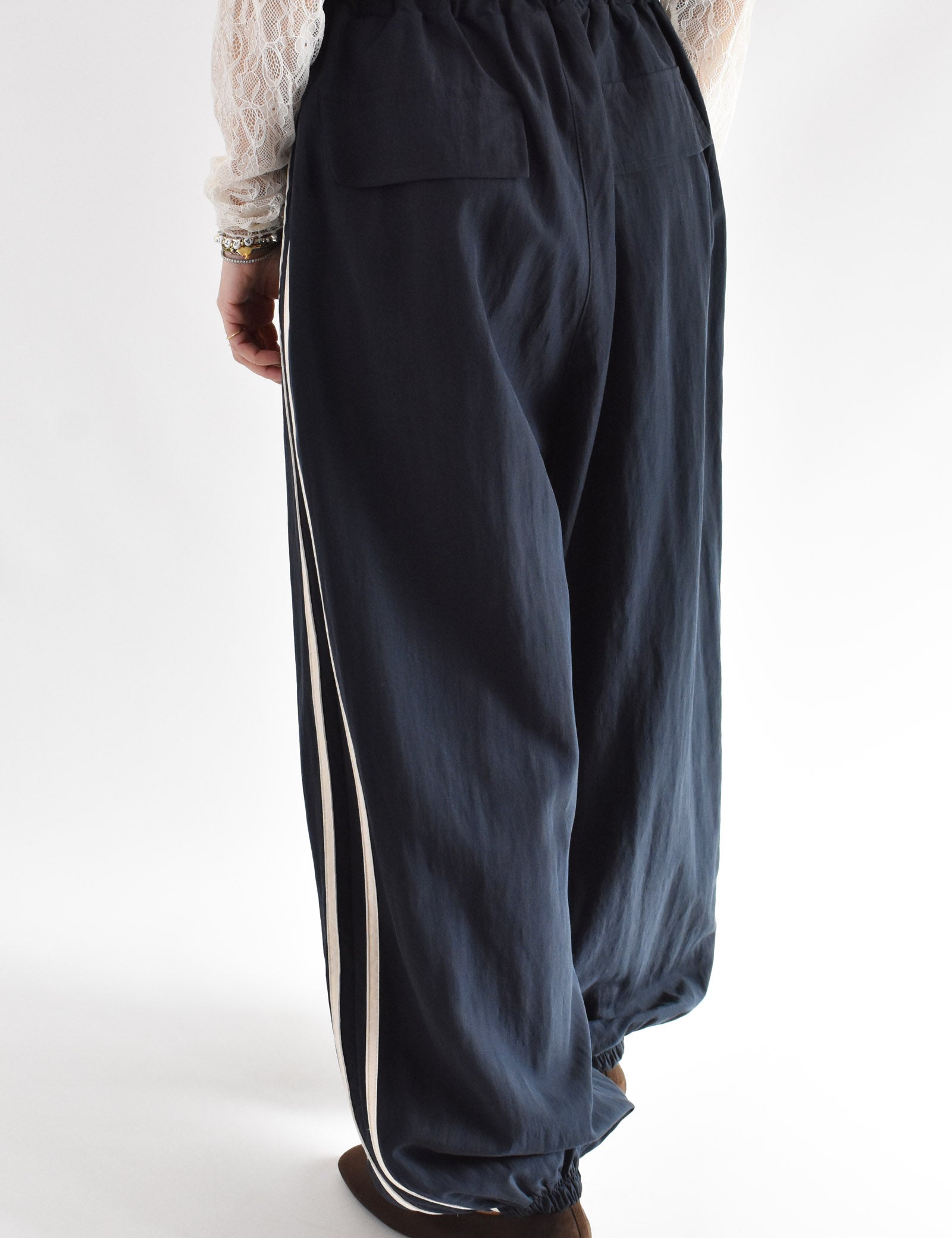 vicolo-pantalone-jogger-bande-laterali-blu-dietro.jpg